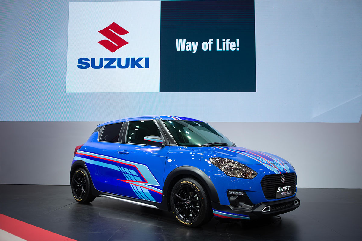 SUZUKI SWIFT GL MAX Edition รุ่นตกแต่งพิเศษ ด้วยชุดสเกิร์ตรอบคัน สปอยเลอร์หลัง สติ๊กเกอร์ลายพิเศษรอบคัน และเสาอากาศครีบฉลาม